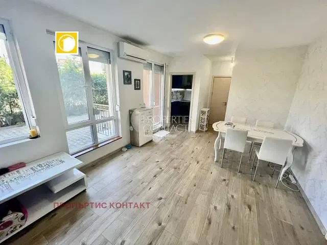 Obývací pokoj; výhled, dřevěná podlaha, přirozené světlo, moderní styl