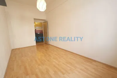 Obývací pokoj; dřevěná podlaha, přirozené světlo