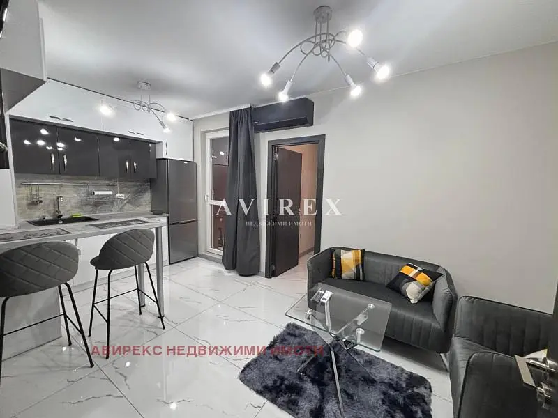 Soggiorno; stile moderno, pavimento in piastrelle, luce naturale