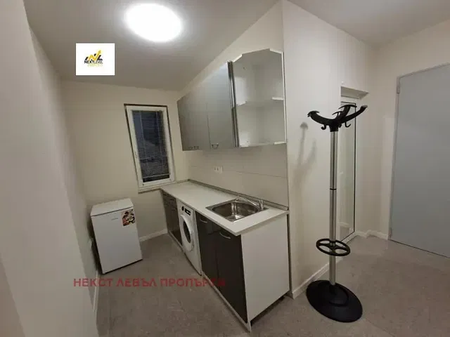 Cucina; elettrodomestici, pavimento in piastrelle