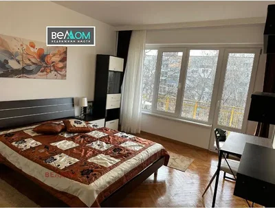 Ložnice; dřevěná podlaha, přirozené světlo, moderní styl