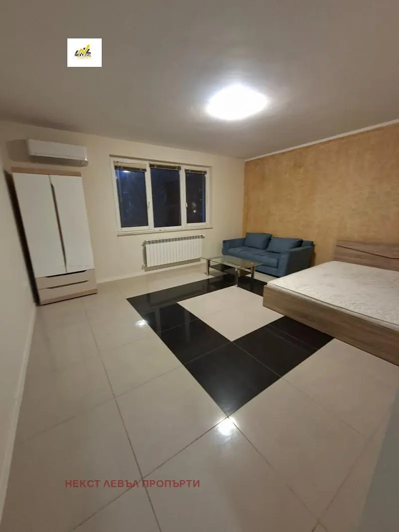 Camera da letto; pavimento in piastrelle, luce naturale