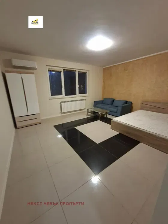 Camera da letto; pavimento in piastrelle, luce naturale