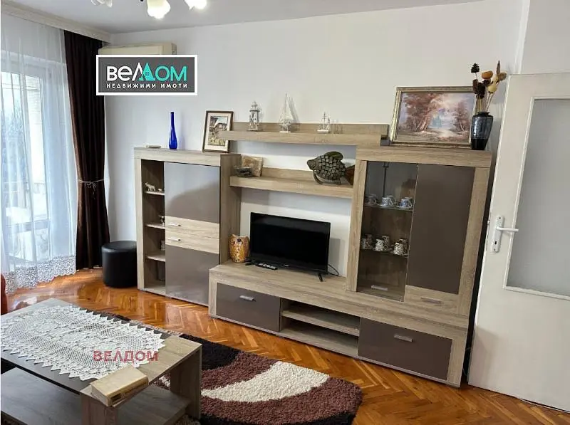 Obývací pokoj; moderní styl, dřevěná podlaha, přirozené světlo