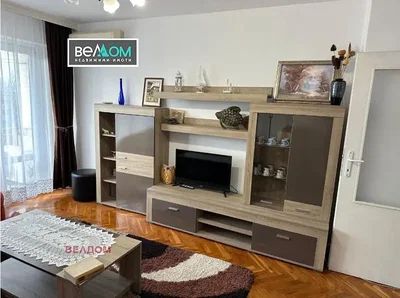 Obývací pokoj; moderní styl, dřevěná podlaha, přirozené světlo