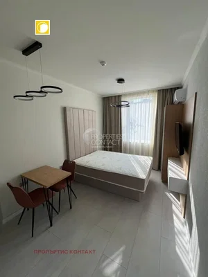 Quarto; chão de azulejo, luz natural, estilo moderno