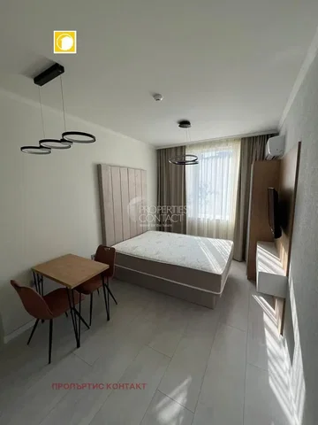 Quarto; chão de azulejo, luz natural, estilo moderno