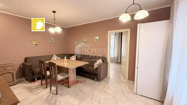 Sala de estar; chão de azulejo, luz natural