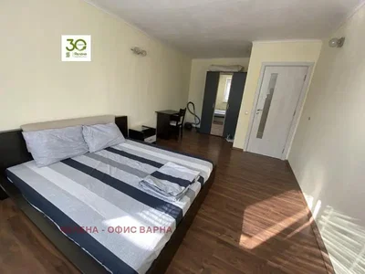 Camera da letto; luce naturale, pavimento in legno