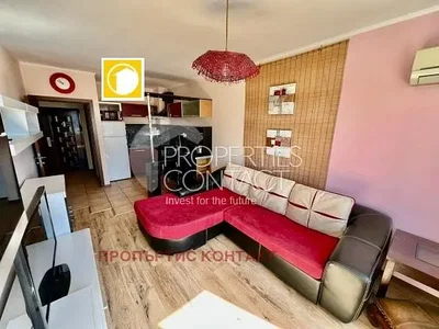 Obývací pokoj; moderní styl, dřevěná podlaha, přirozené světlo