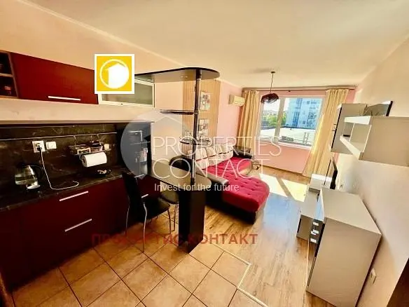 Kuchyně; výhled, dlažba