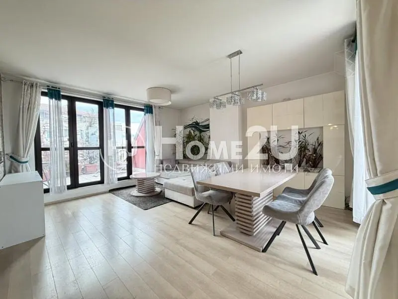 Sala de estar; vista, chão de madeira, luz natural, estilo moderno