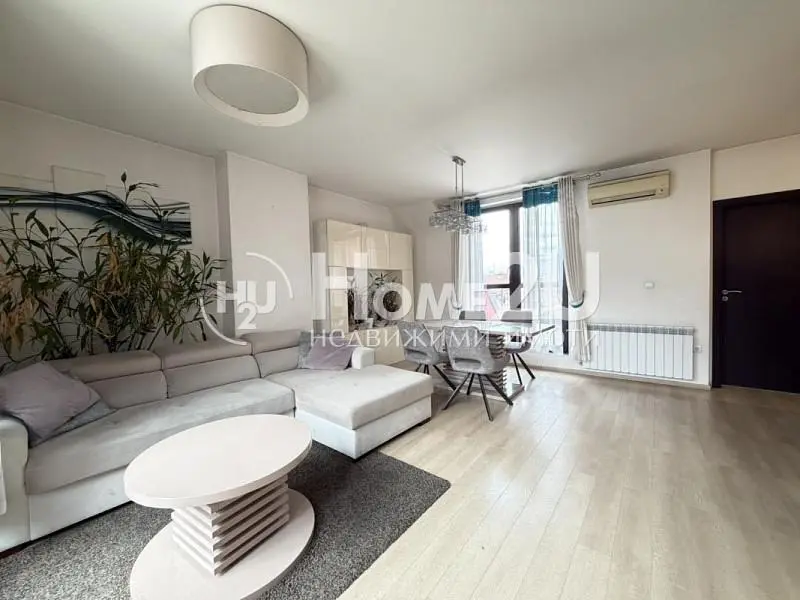 Sala de estar; luz natural, estilo moderno, chão de madeira