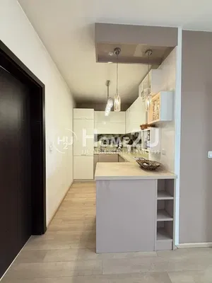 Cozinha; eletrodomésticos, chão de madeira, luz natural, estilo moderno