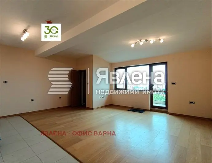 Oturma odası; ahşap zemin, doğal ışık