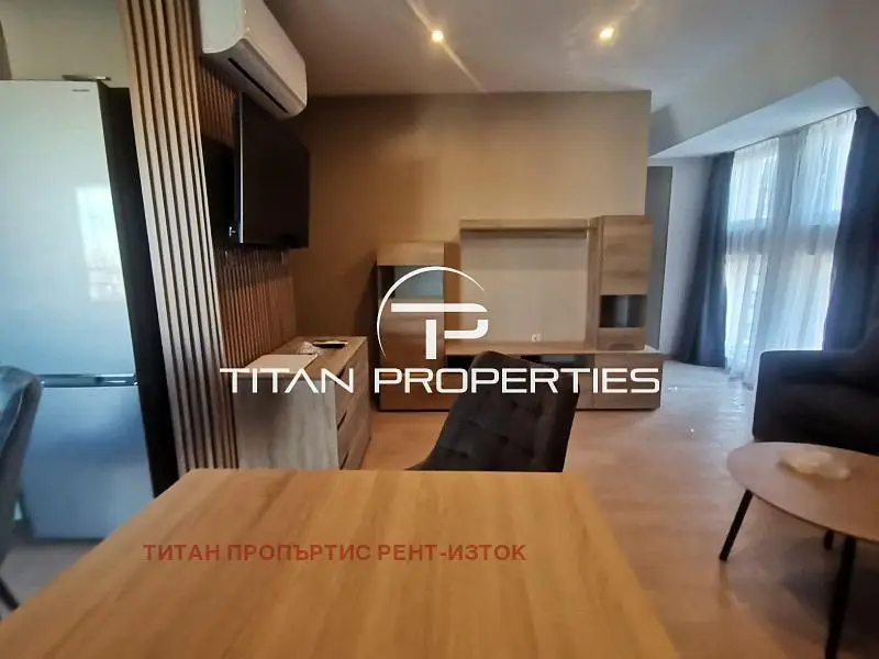 Dnevni boravak; pogled, prirodna svjetlost, moderan stil