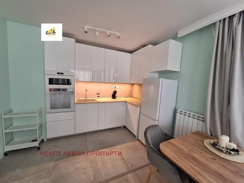 Cucina; elettrodomestici, pavimento in piastrelle, luce naturale, stile moderno