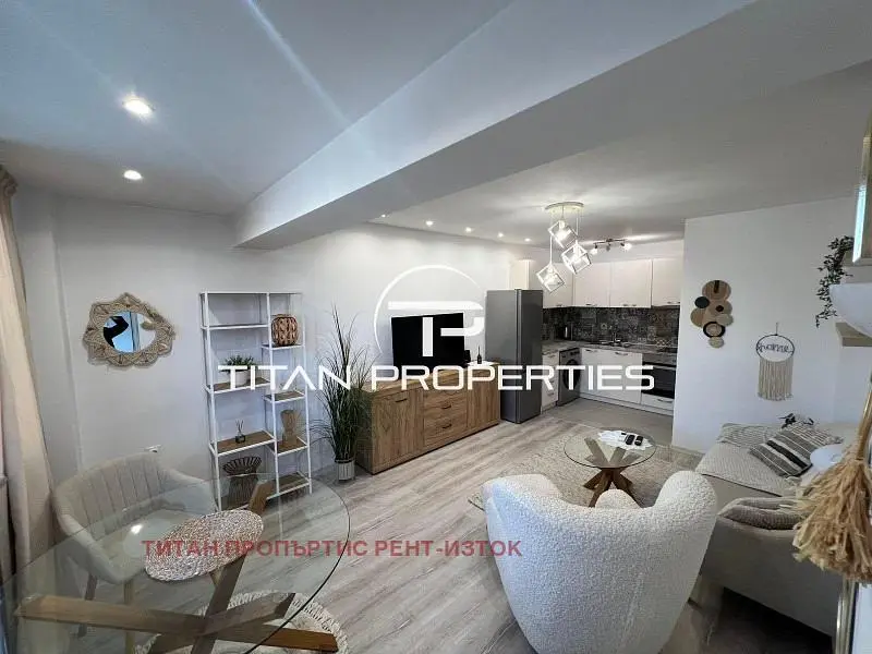 Salon; style moderne, parquet, lumière naturelle