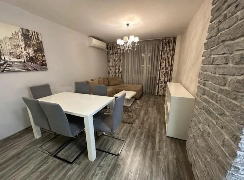 Dnevni boravak; prirodna svjetlost, moderan stil