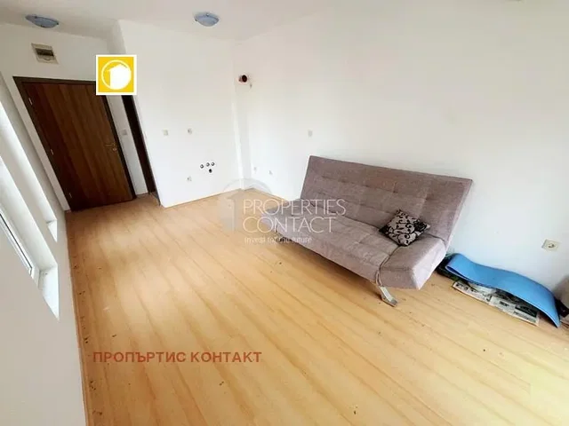 Ložnice; dřevěná podlaha, přirozené světlo