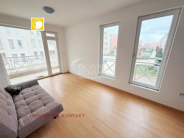 غرفة معيشة; إطلالة, أرضية خشبية, ضوء طبيعي