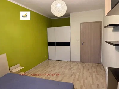 Camera da letto; pavimento in legno, stile moderno, luce naturale