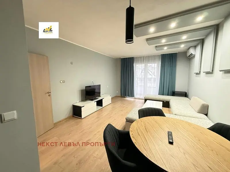 Soggiorno; pavimento in legno, luce naturale, stile moderno