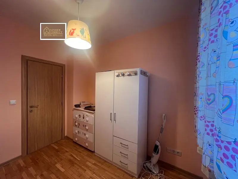 Dětský pokoj; dřevěná podlaha, přirozené světlo