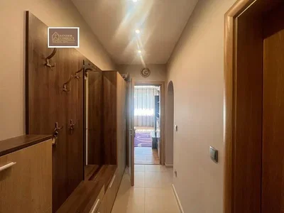 Šatna; dřevěná podlaha, dlažba, přirozené světlo