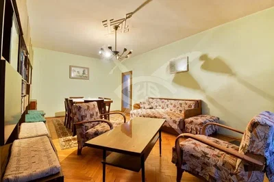 Obývací pokoj; dřevěná podlaha, rustikální styl, přirozené světlo