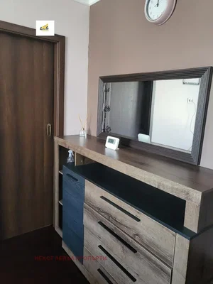 Camera da letto; stile moderno, pavimento in legno, ristrutturato, luce naturale
