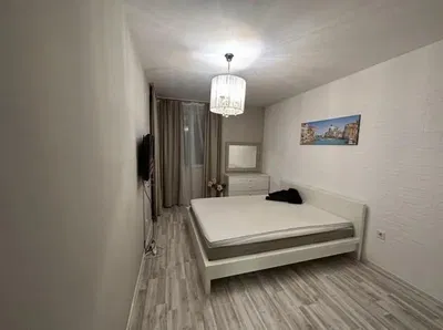 Spavaća soba; drveni pod, prirodna svjetlost