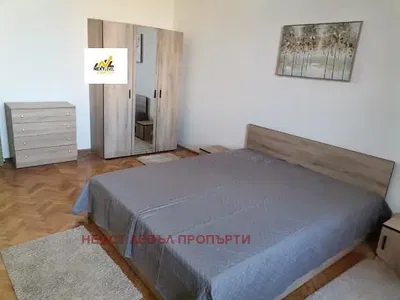 Camera da letto; pavimento in legno, luce naturale, stile moderno