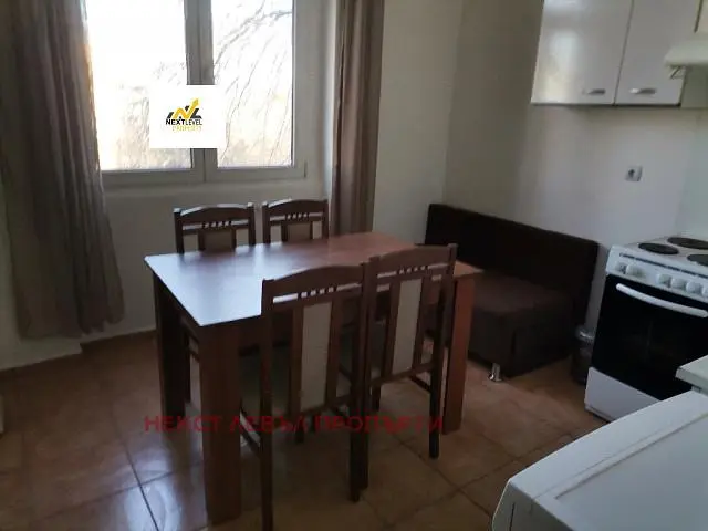 Cucina; pavimento in piastrelle, elettrodomestici