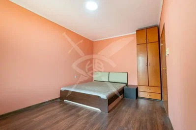 Ložnice; dřevěná podlaha, přirozené světlo