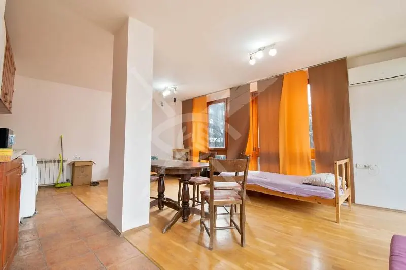 Ložnice; dřevěná podlaha, dlažba, přirozené světlo