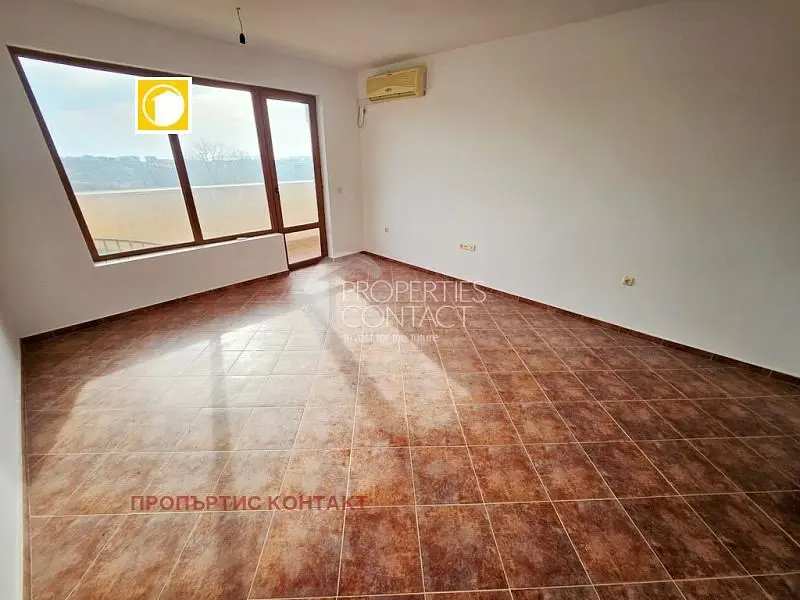 Obývací pokoj; dlažba, výhled, přirozené světlo