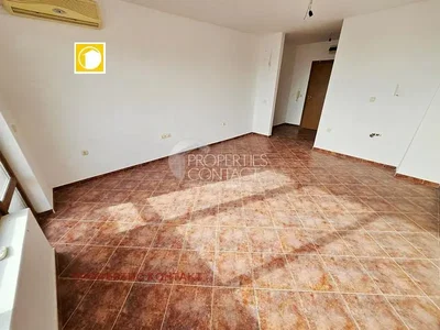 Obývací pokoj; dlažba, nutná rekonstrukce, přirozené světlo