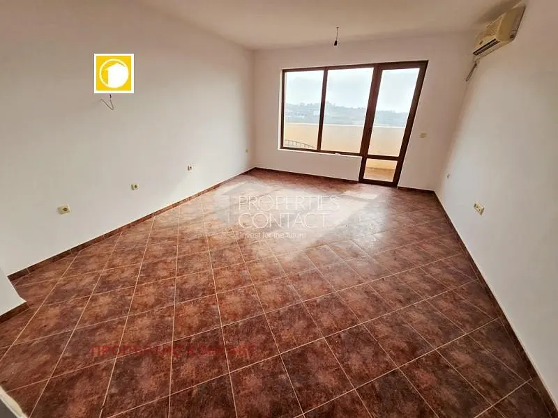 Obývací pokoj; dlažba, přirozené světlo, výhled