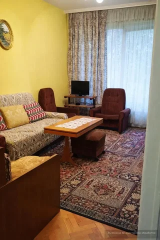 Salon; styl rustykalny, podłoga drewniana, światło dzienne