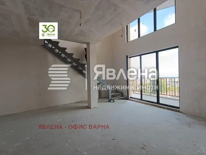 Obývací pokoj; vysoké stropy, výhled, nutná rekonstrukce