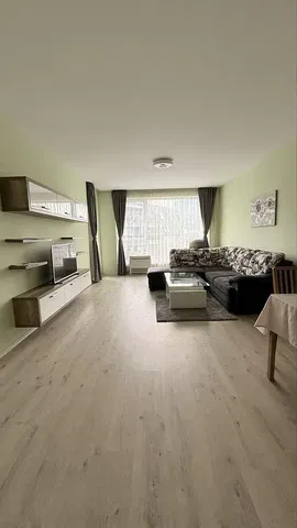 Soggiorno; luce naturale, pavimento in legno, stile moderno