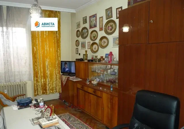 Salon; styl rustykalny, podłoga drewniana