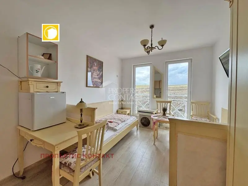Ložnice; výhled, dřevěná podlaha