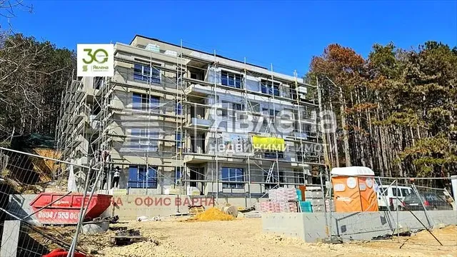 Casa e arredores; precisa de renovação