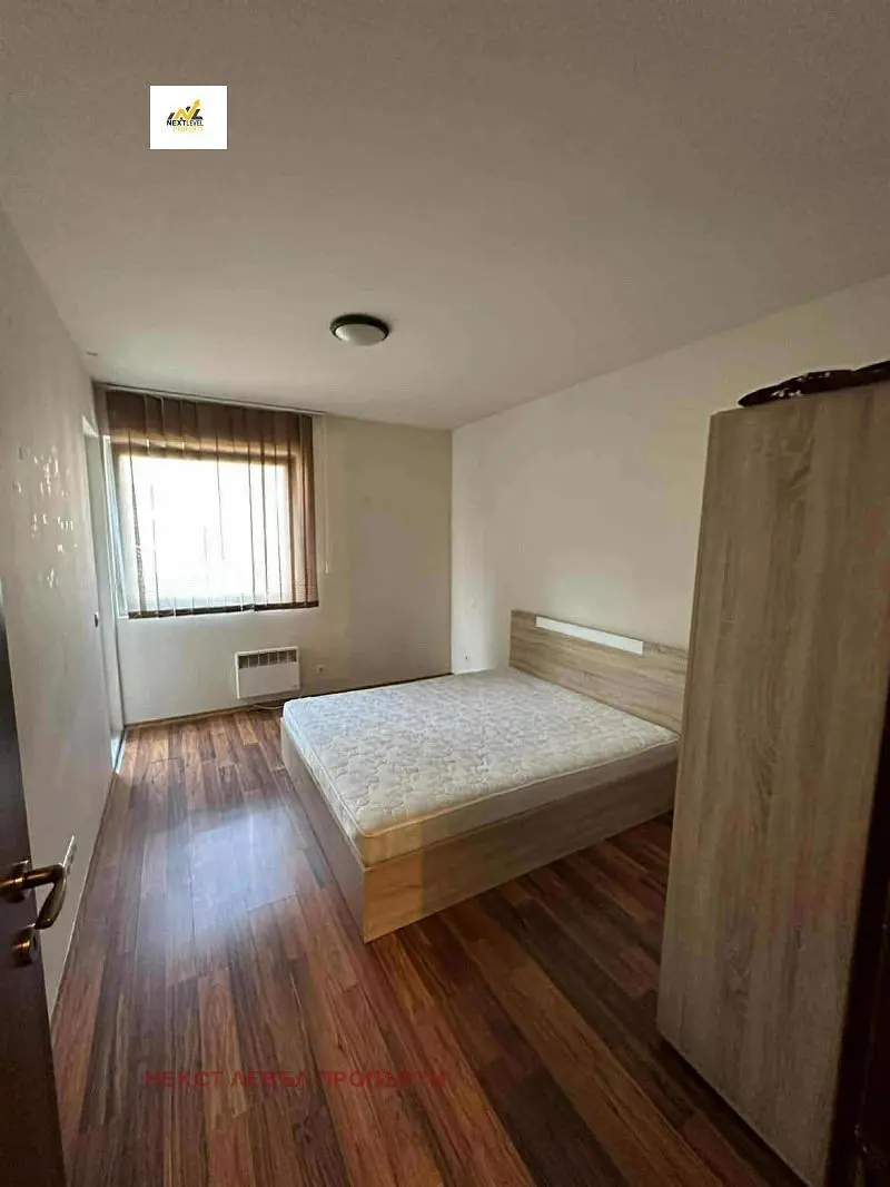 Camera da letto; pavimento in legno, luce naturale