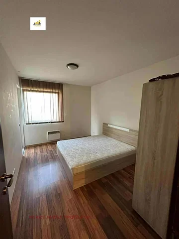 Camera da letto; pavimento in legno, luce naturale