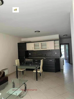 Cucina; pavimento in piastrelle, elettrodomestici