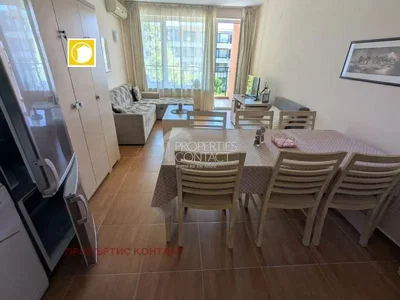 Cozinha; eletrodomésticos, chão de azulejo, luz natural