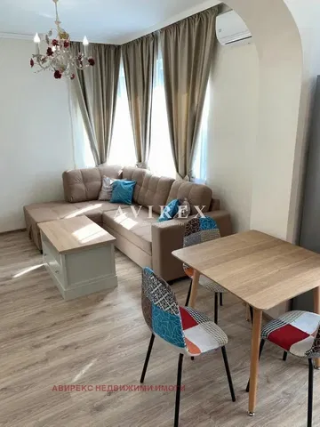 Soggiorno; stile moderno, luce naturale, pavimento in legno